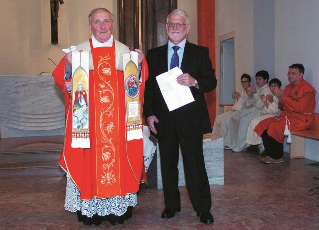 Biasca Chiesa Commiato di Mons. Giancarlo Gianola col Presidente del Cons. Parrocchiale