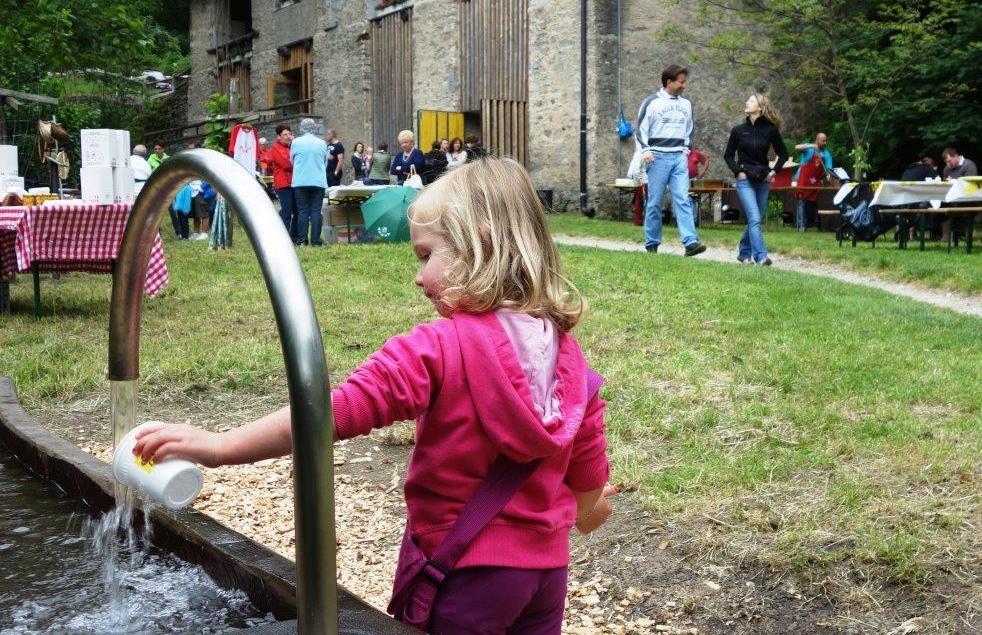 31052015 Faido Piumogna 09 apertura e gente ai piedi della cascata che gioca