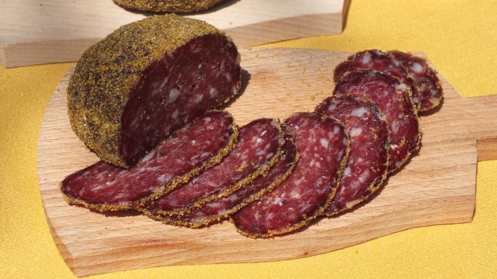 pitina friulana tagliata a fette su asse legno