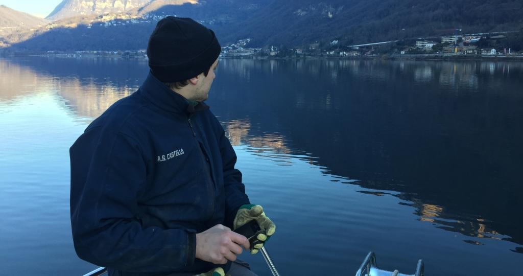 mara vini che si appoggiano nel Ceresio sul lago in barca