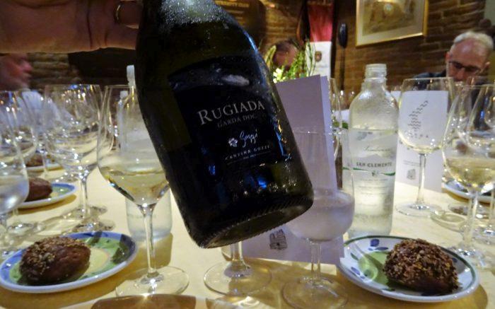 z-bottiglia di vino Rugiada a tavola